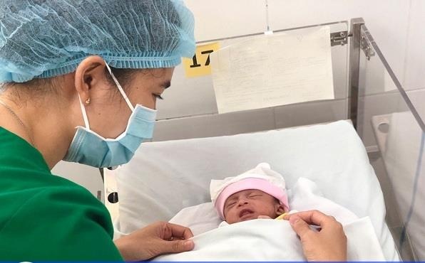 Em be bi bo roi tai benh vien da duoc gia dinh don ve hinh anh