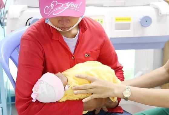 bé sơ sinh bị bỏ rơi được nhận về ảnh 1 be so sinh bi bo roi duoc nhan ve anh 1