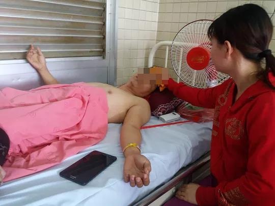 Dinh chi nhan vien y te khoan nham cang chan benh nhan hinh anh