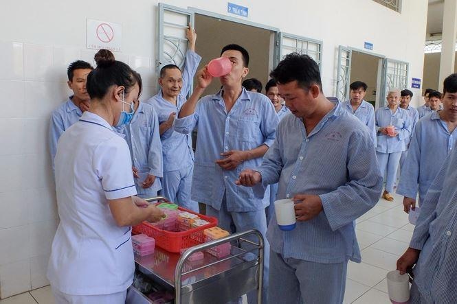 kiet suc vi lam viec qua suc anh 1