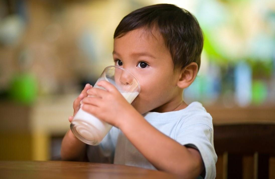 Nhieu tre thieu mau vi qua cham uong sua hinh anh