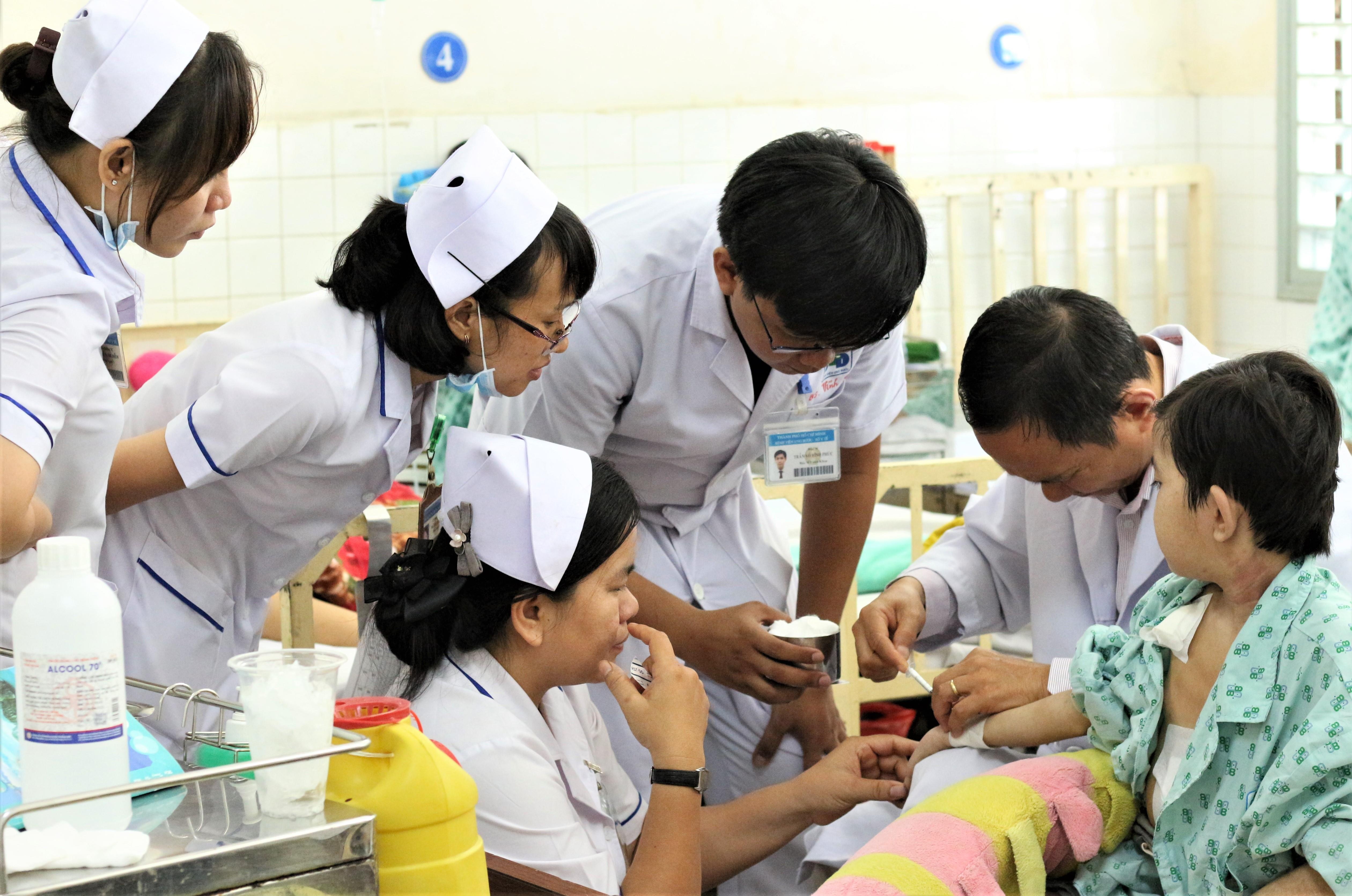 co gai 19 tuoi hut 40 lit dich tu bung anh 2