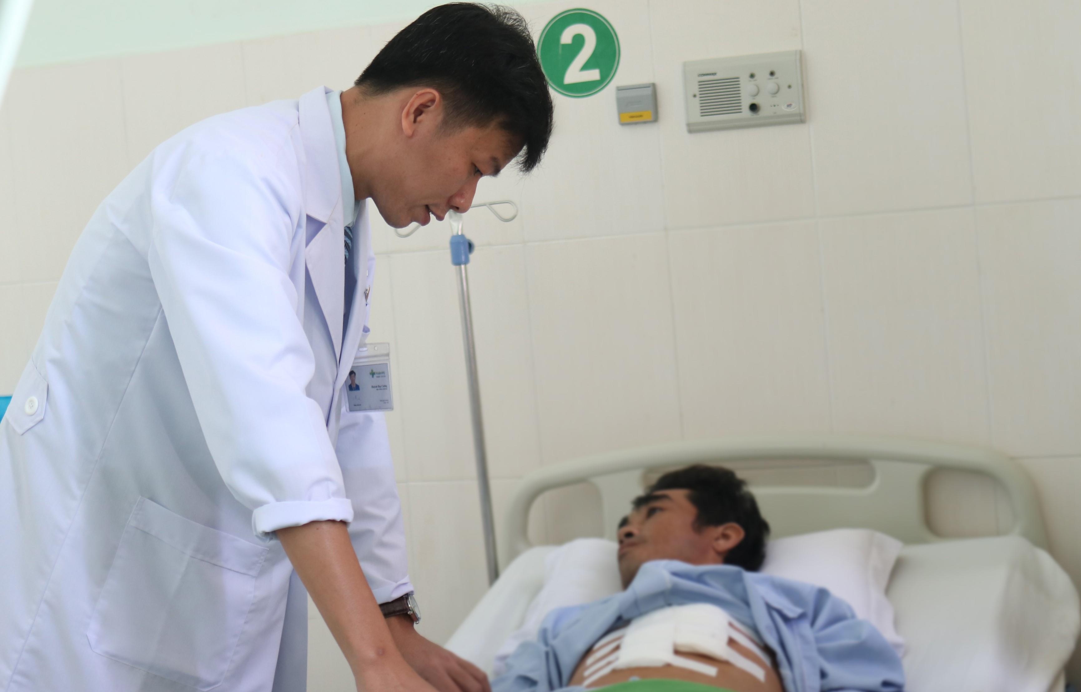 Nguoi dan ong bi nga vo lach van than nhien lam viec hinh anh