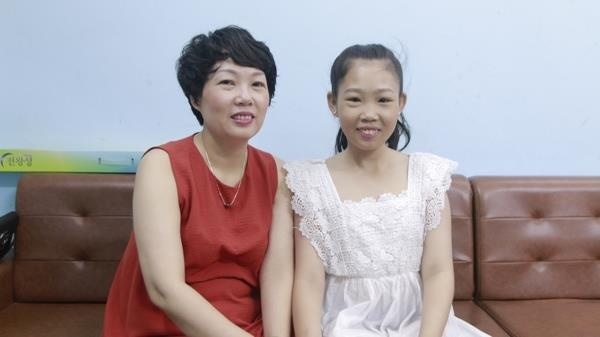 Nguoi me 23 nam dong hanh cung con gai mac benh tan mau bam sinh hinh anh