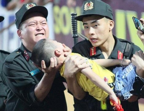 Co nen cho tre can tay khi len con co giat? hinh anh