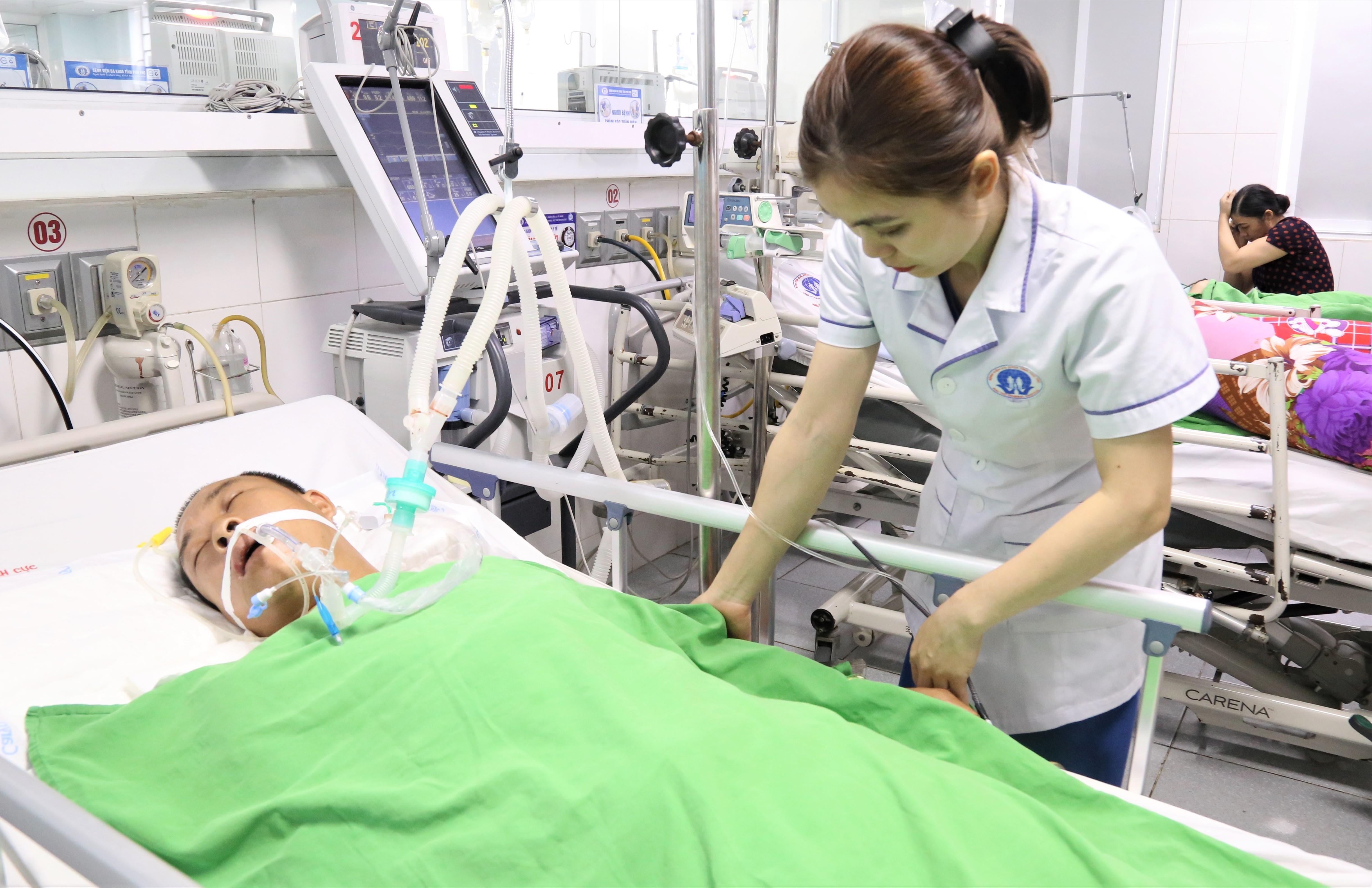 Nguoi dan ong suyt mat mang vi ran can luc dang ngu hinh anh