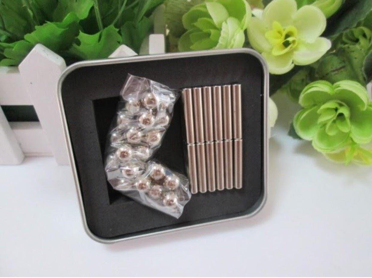 Be trai thung ruot do nuot 8 thanh nam cham hinh anh