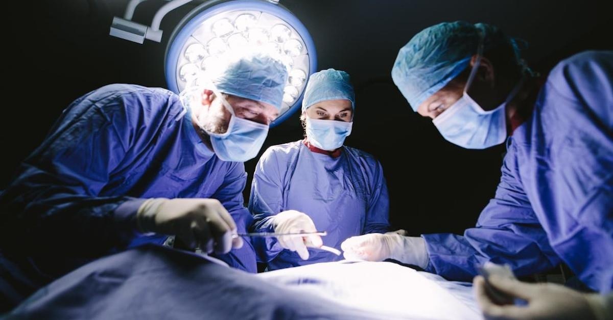 Trang dem giu lai cang chan dap nat cho tai xe gap nan hinh anh