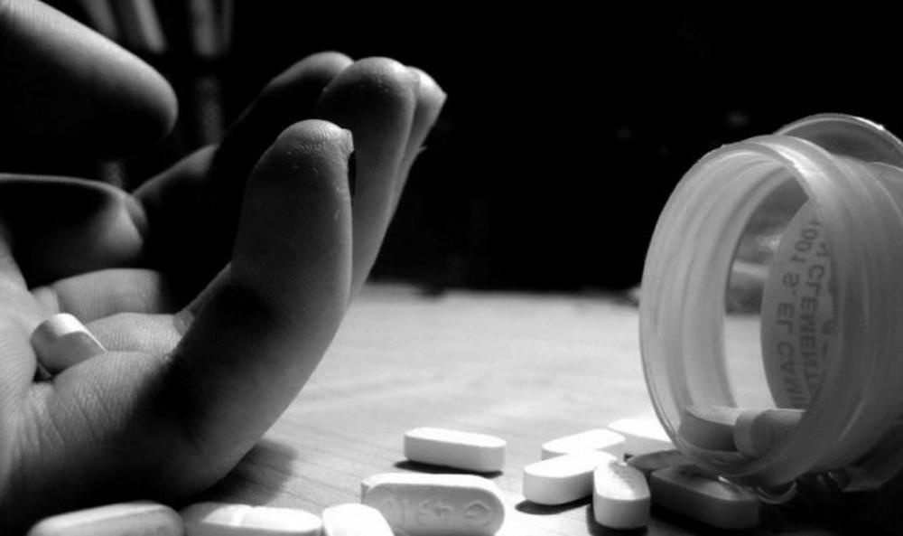 Nu sinh uong 40 vien Paracetamol tu tu vi khong duoc di noi toc hinh anh