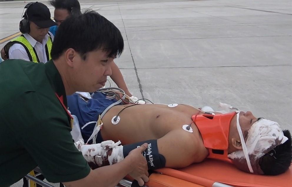 Truc thang dua chien si tu Truong Sa vao dat lien cap cuu hinh anh