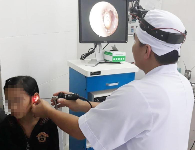 bọ chét chui vào tai ảnh 1 bo chet chui vao tai anh 1