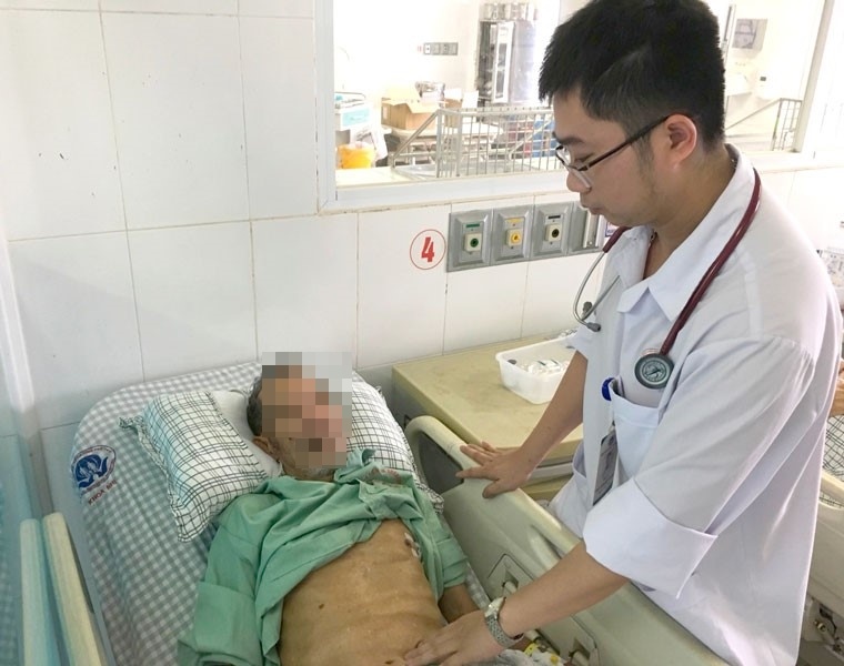 Cụ ông bị tường gạch đè ảnh 1 Cu ong bi tuong gach de anh 1