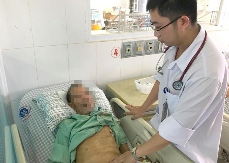 Cu ong 78 tuoi bi buc tuong de vao nguoi hinh anh