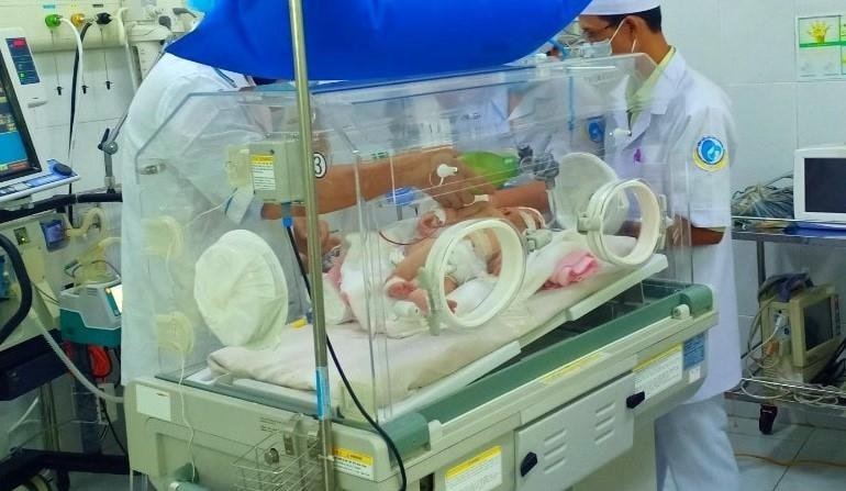 Be gai co noi tang trong long nguc, tim nam ben phai hinh anh