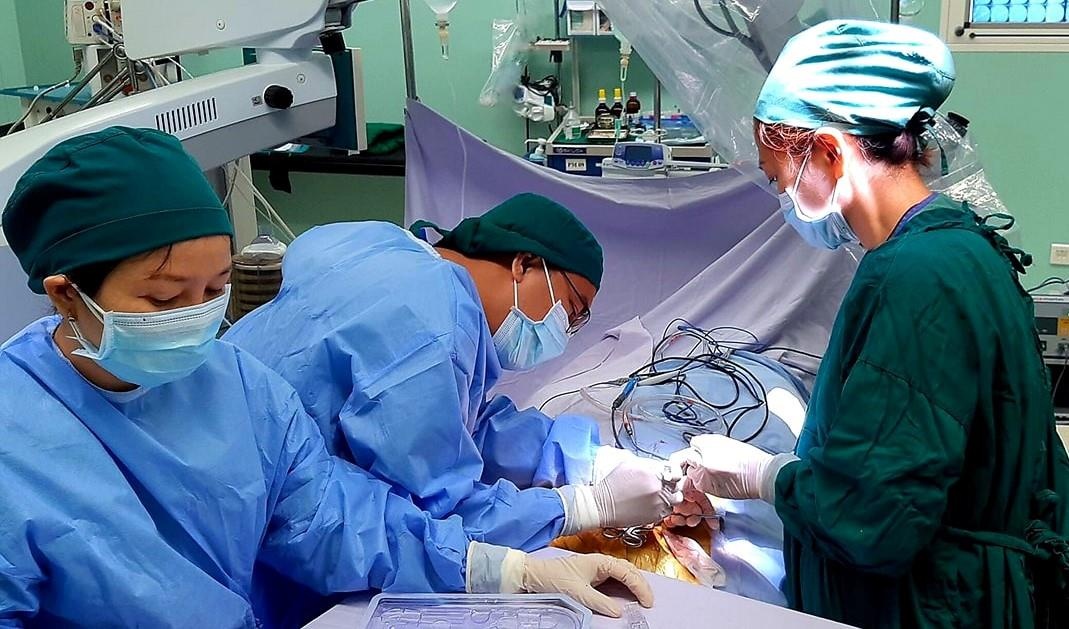 Be gai diec bam sinh nghe duoc nho 'tai dien tu' hinh anh