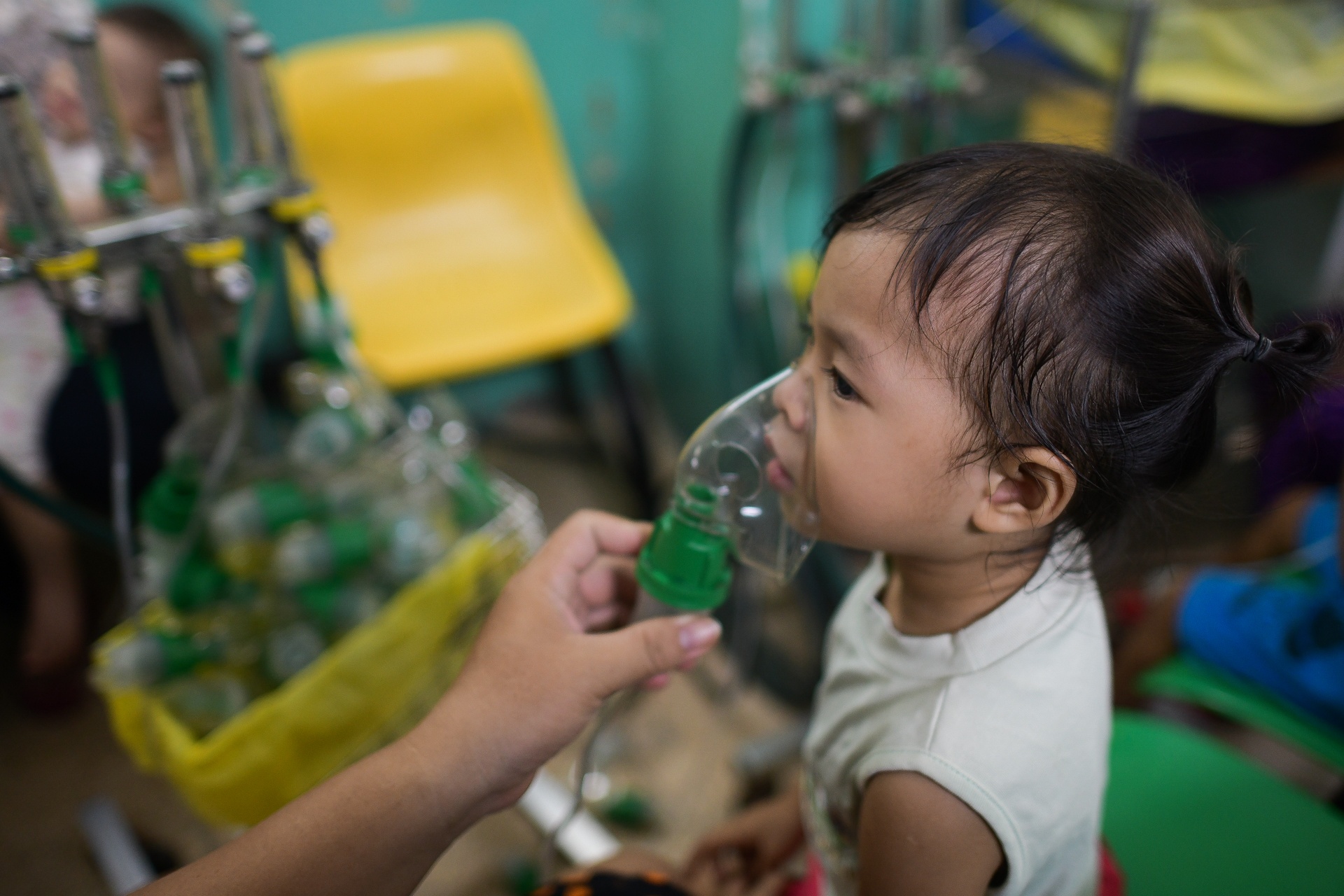 O nhiem khong khi keo dai, nhieu tre nhap vien do mac benh ho hap hinh anh