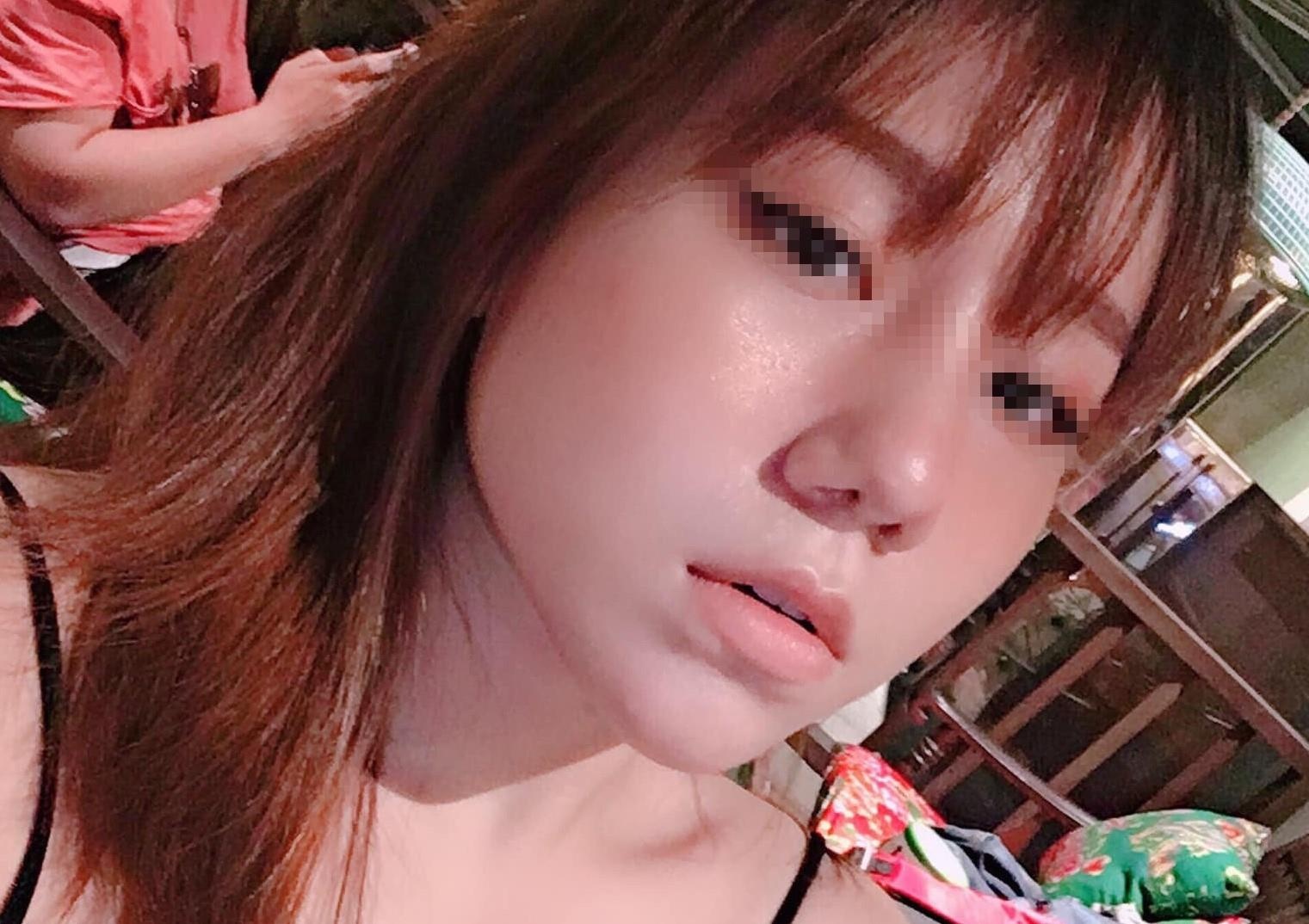 Co gai to tham my vien lam hong mui, de doa khach hang hinh anh