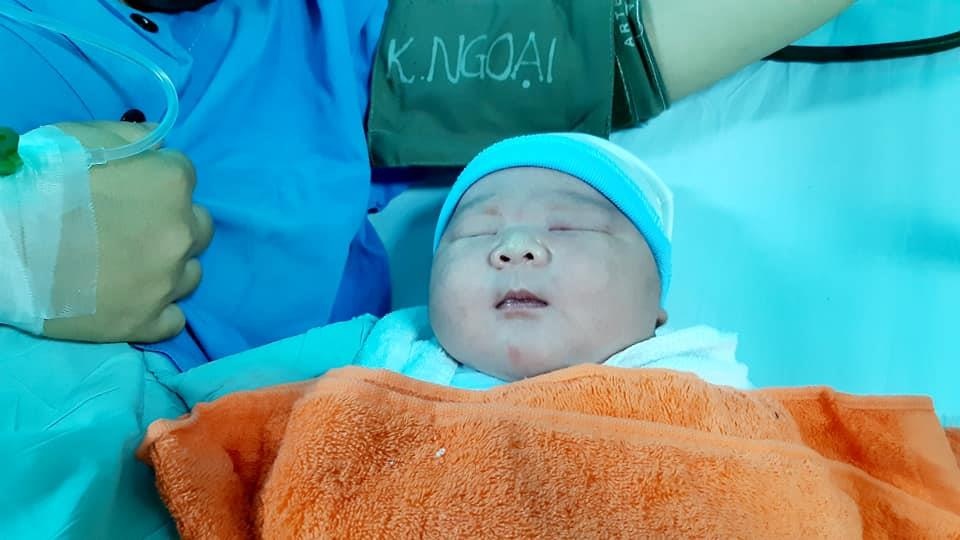 San phu o Quang Nam sinh be trai nang 5,1 kg hinh anh