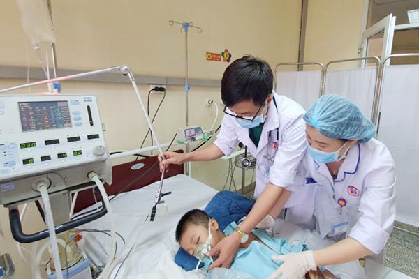 Bé 8 tuổi bị hội chứng não cấp ảnh 1 Be 8 tuoi bi hoi chung nao cap anh 1