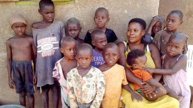 Ba me 40 tuoi sinh 44 dua con bi cam de hinh anh