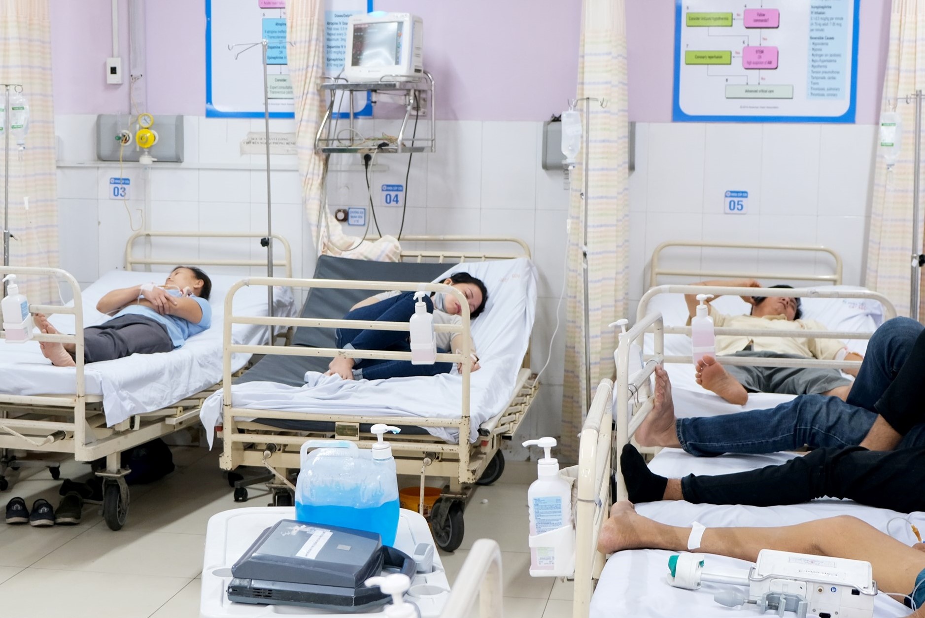 công nhân bị ngộ độc thực phẩm ảnh 1 cong nhan bi ngo doc thuc pham anh 1