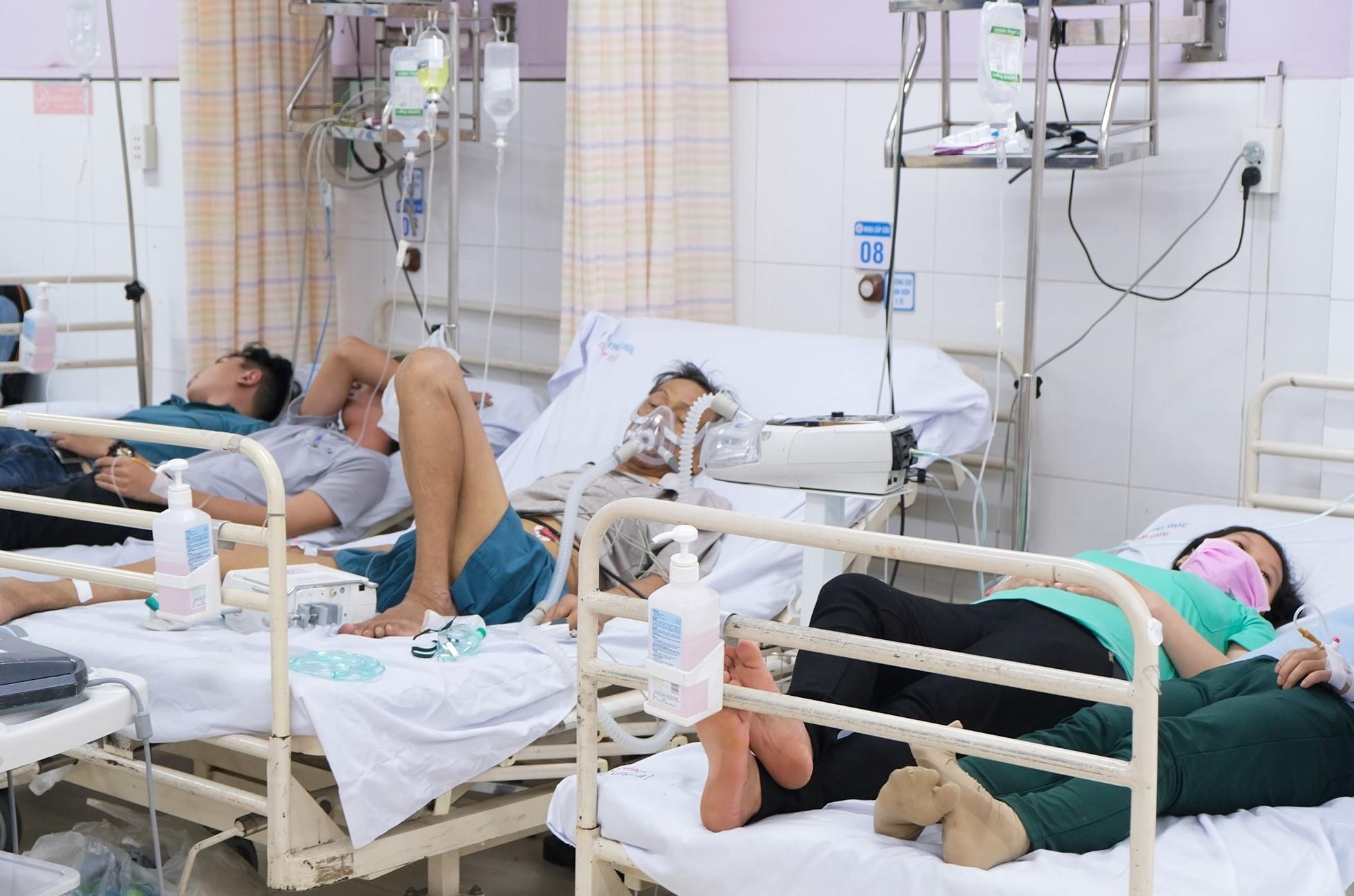 Hang chuc cong nhan nhap vien cap cuu do ngo doc thuc pham hinh anh