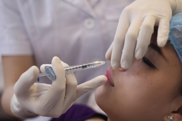 Hai phu nu mu mat sau khi lam dep tai spa hinh anh