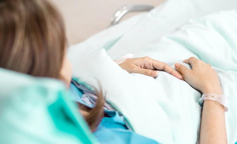 Mot phu nu ngung tim khi lam dep tai Vivian Beauty TP.HCM hinh anh