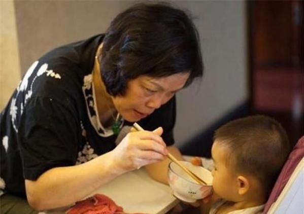 Ba mom thuc an khien chau 6 tuoi loet toan bo da day hinh anh