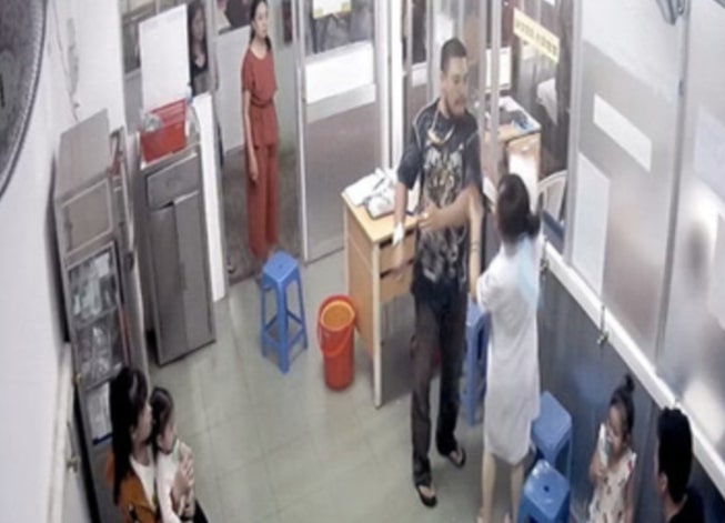 Người đàn ông đánh nữ điều dưỡng ảnh 1 Nguoi dan ong danh nu dieu duong anh 1