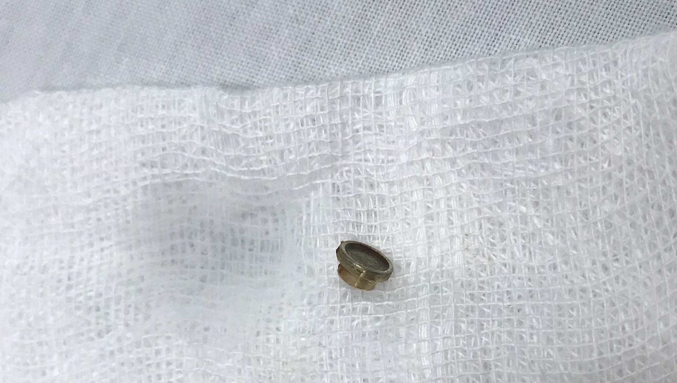 Suyt thung mang nhi vi deo tai nghe khi ngu hinh anh