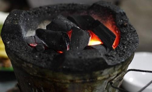 Ca gia dinh nhap vien do suoi than hinh anh