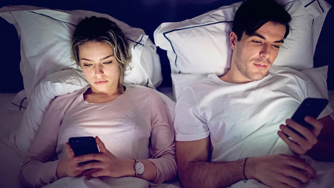 người lớn dùng smartphone quá nhiều ảnh 2 nguoi lon dung smartphone qua nhieu anh 2