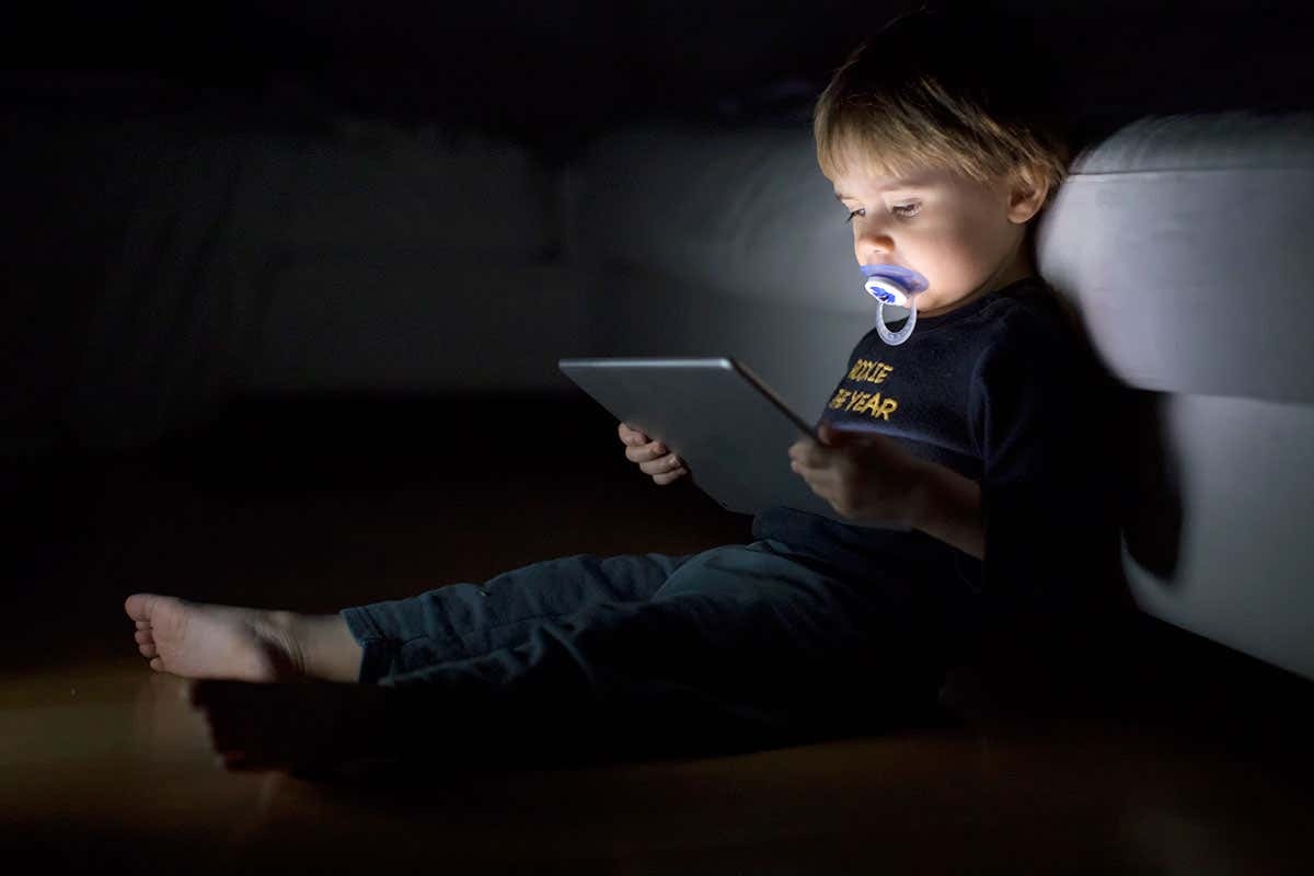 bé trai nghiện xem Youtube ảnh 1 be trai nghien xem Youtube anh 1