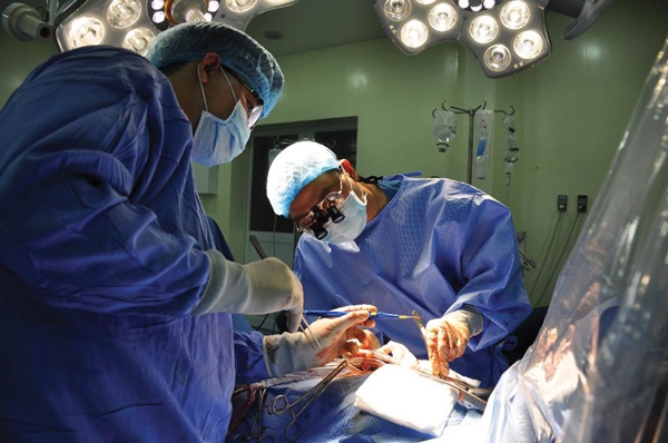 Bi tam be tong de len nguoi, nam thanh nien may man thoat chet hinh anh