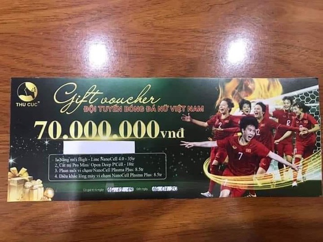 BV Thu Cúc tặng voucher cho cầu thủ nữ ảnh 1 BV Thu Cuc tang voucher cho cau thu nu anh 1