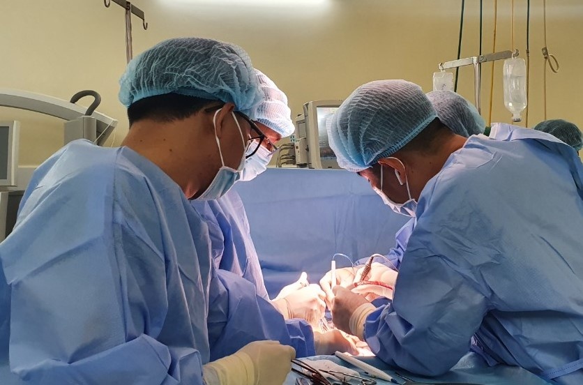 Nu sinh 15 tuoi nguy kich do nga tu cau vuot xuong dat hinh anh