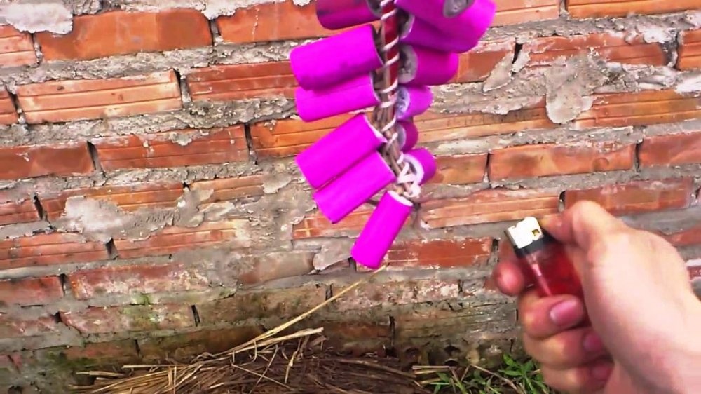 Nam sinh lop 9 bi cat cut ban tay do che phao theo YouTube hinh anh