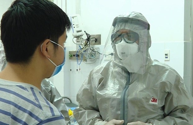 Xet nghiem lai cho 2 cha con mac virus corona tai TP.HCM hinh anh