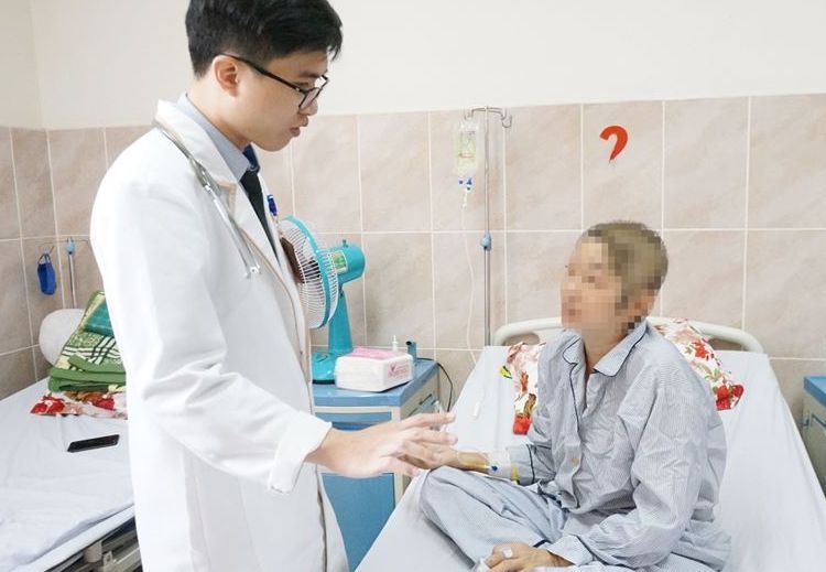 Nga tu tang 2, nguoi phu nu may man thoat chet hinh anh