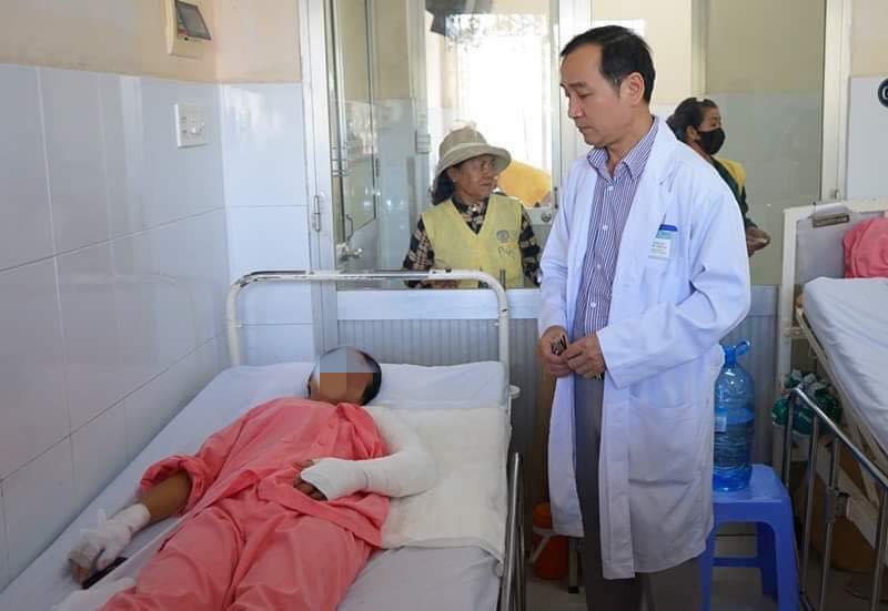 Nga vao bep than do ngo doc khi CO, san phu phai thao khop tay hinh anh