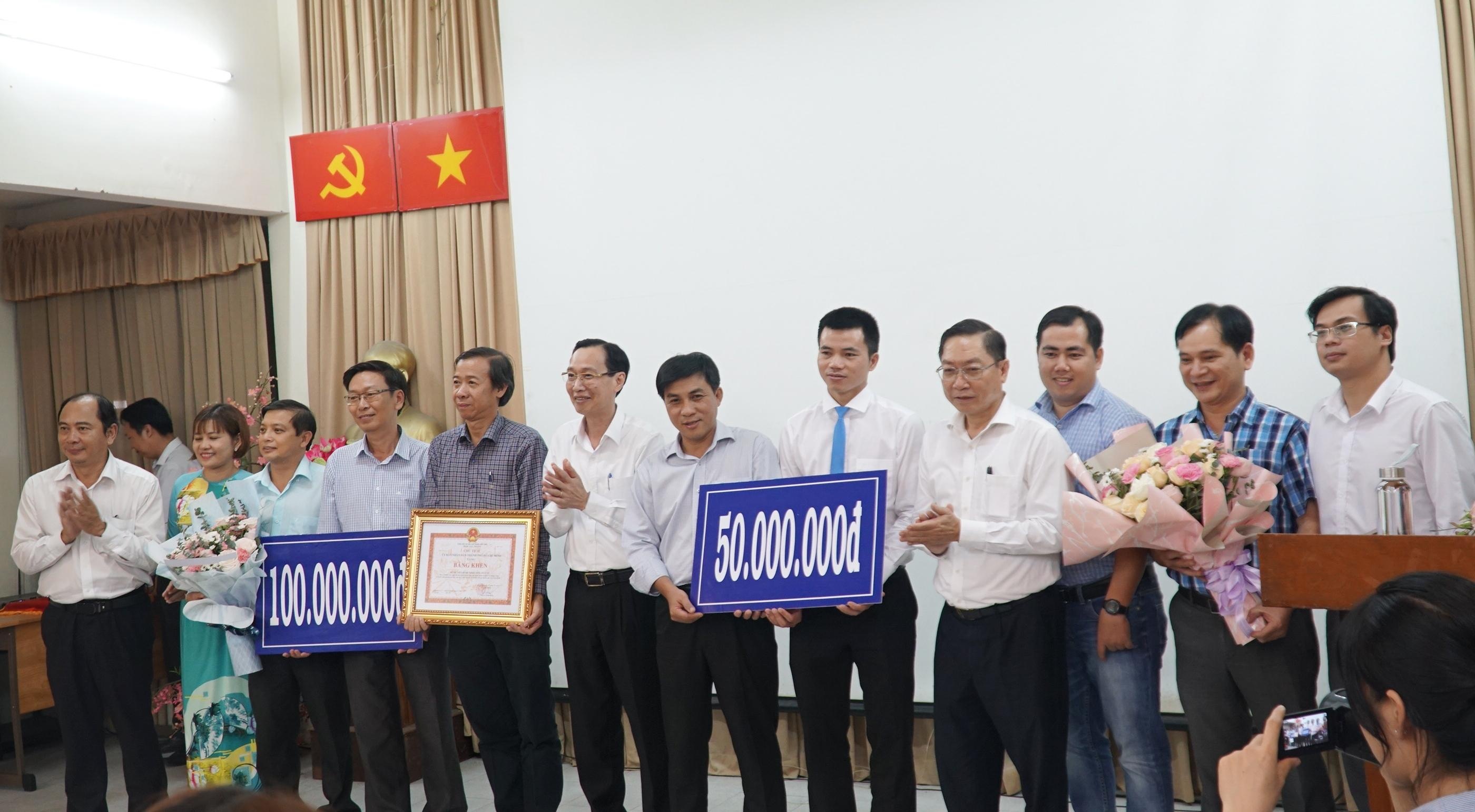 trao thưởng bác sĩ điều trị Covid-19 ảnh 1 trao thuong bac si dieu tri Covid-19 anh 1