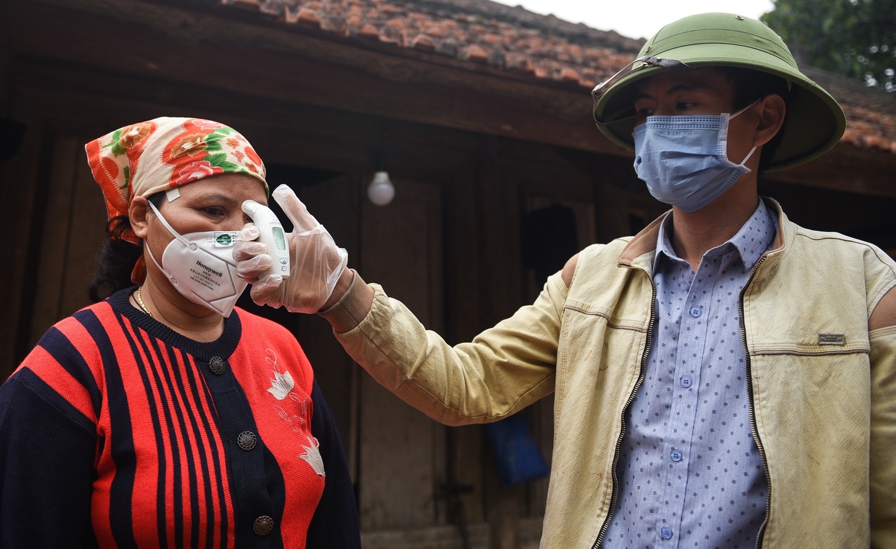 Nguoi phai cach ly trong dich Covid-19 duoc phan loai the nao? hinh anh