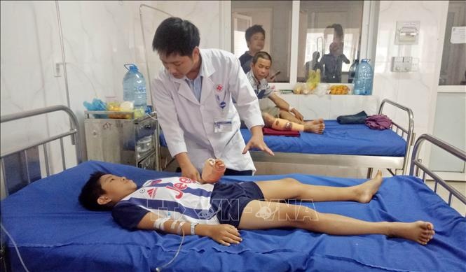 dap ban tay vi dung dien thoai dang sac anh 1