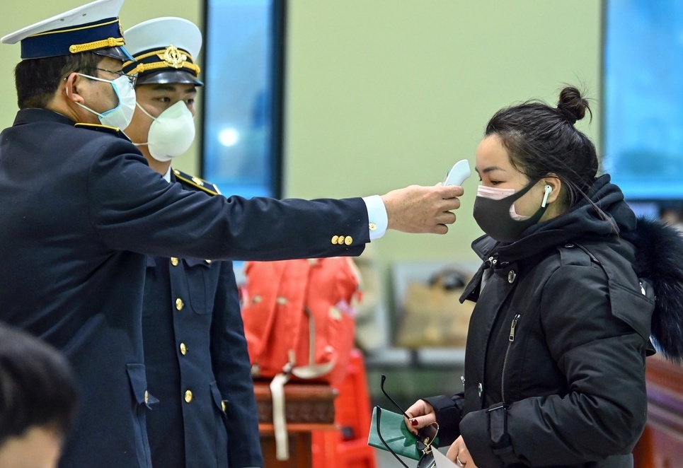 Khach nhap canh tu cac nuoc EU va Campuchia phai khai bao y te hinh anh