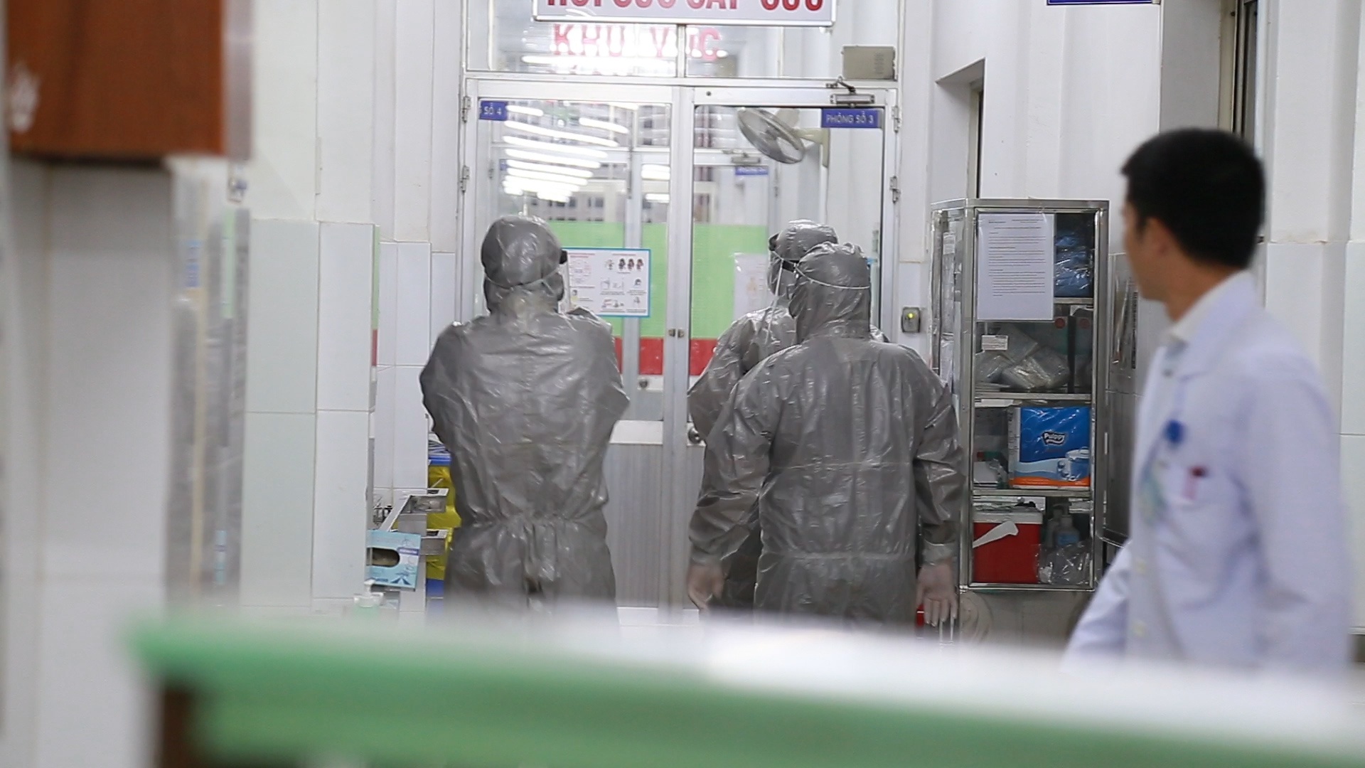 TP.HCM da tim duoc 20 nguoi cung chuyen bay voi benh nhan Covid-19 hinh anh