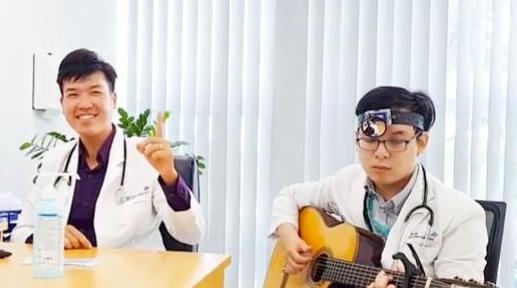 Bac si nhi hat 'Ong ba anh phien ban Covid-19' hinh anh