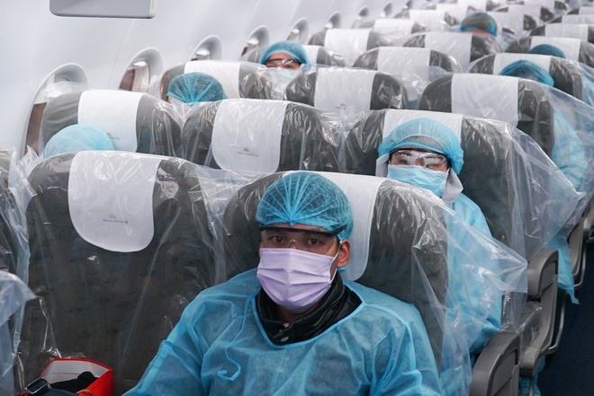 Hai nguoi tro ve tu Nga mac Covid-19 hinh anh