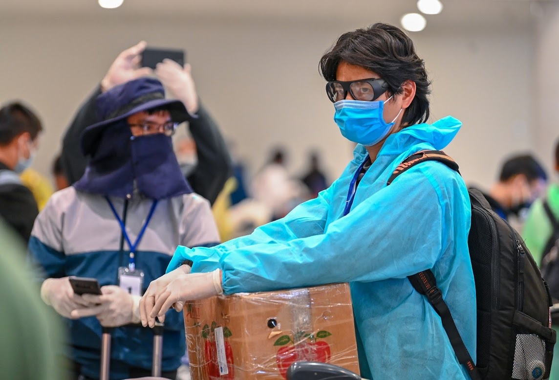 Them 12 benh nhan mac Covid-19 duoc cach ly ngay sau khi nhap canh hinh anh