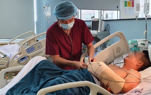 Nguoi dan ong bi chem o TP.HCM da duoc noi lai cang tay hinh anh